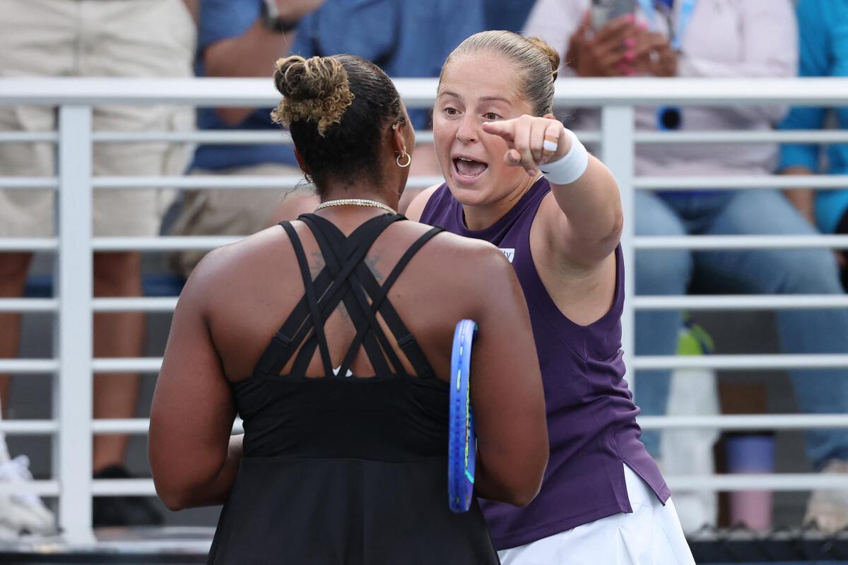 Jelena Ostapenko của Latvia (phải) tranh luận với Taylor Townsend của Hoa Kỳ (trái) sau trận đấu vòng hai của phụ nữ của họ. Jelena Ostapenko của Latvia (phải) tranh luận với Taylor Townsend của Hoa Kỳ (trái) sau trận đấu vòng hai của phụ nữ của họ.